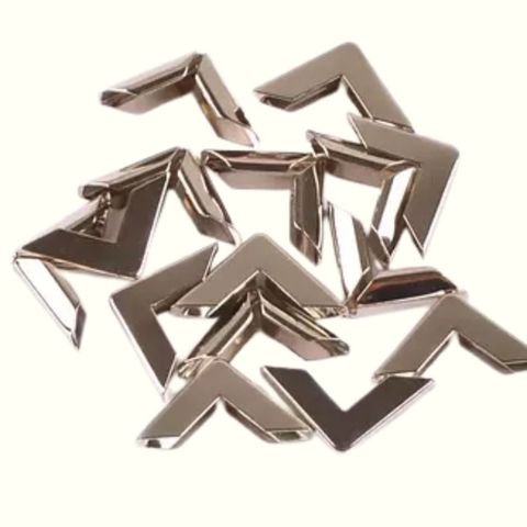 Esquinero recto plateado 15mm x 50 und